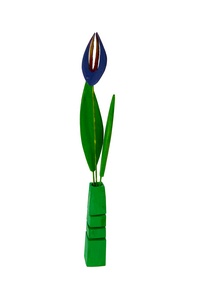 Fioletowy tulipan w zielonym flakonie
